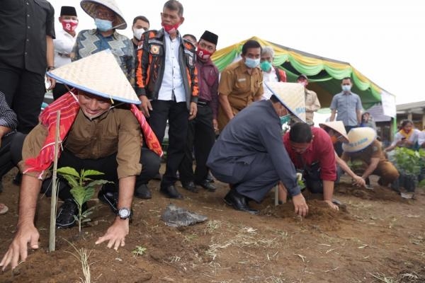 Resmikan Proyek Percontohan Menuju Desa Madani Wagub Sebut Komitmen Pemerintah Tidak Sekadar Seremoni